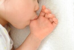 子どもの歯並びが悪くなる原因は「遺伝」だけじゃない！親が知っておくべき悪習慣と対策