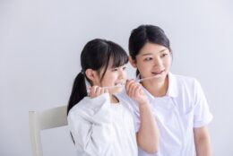 「まだ様子見」で本当に大丈夫？小児矯正で後悔しないための判断