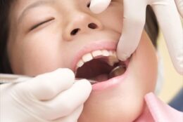 ワイヤー矯正を嫌がるお子さまへ。目立たない矯正「インビザライン・ファースト」