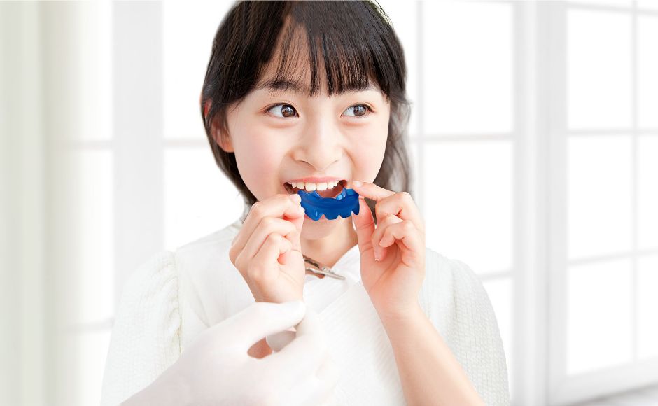 矯正装置プレオルソをもつ子供の女の子