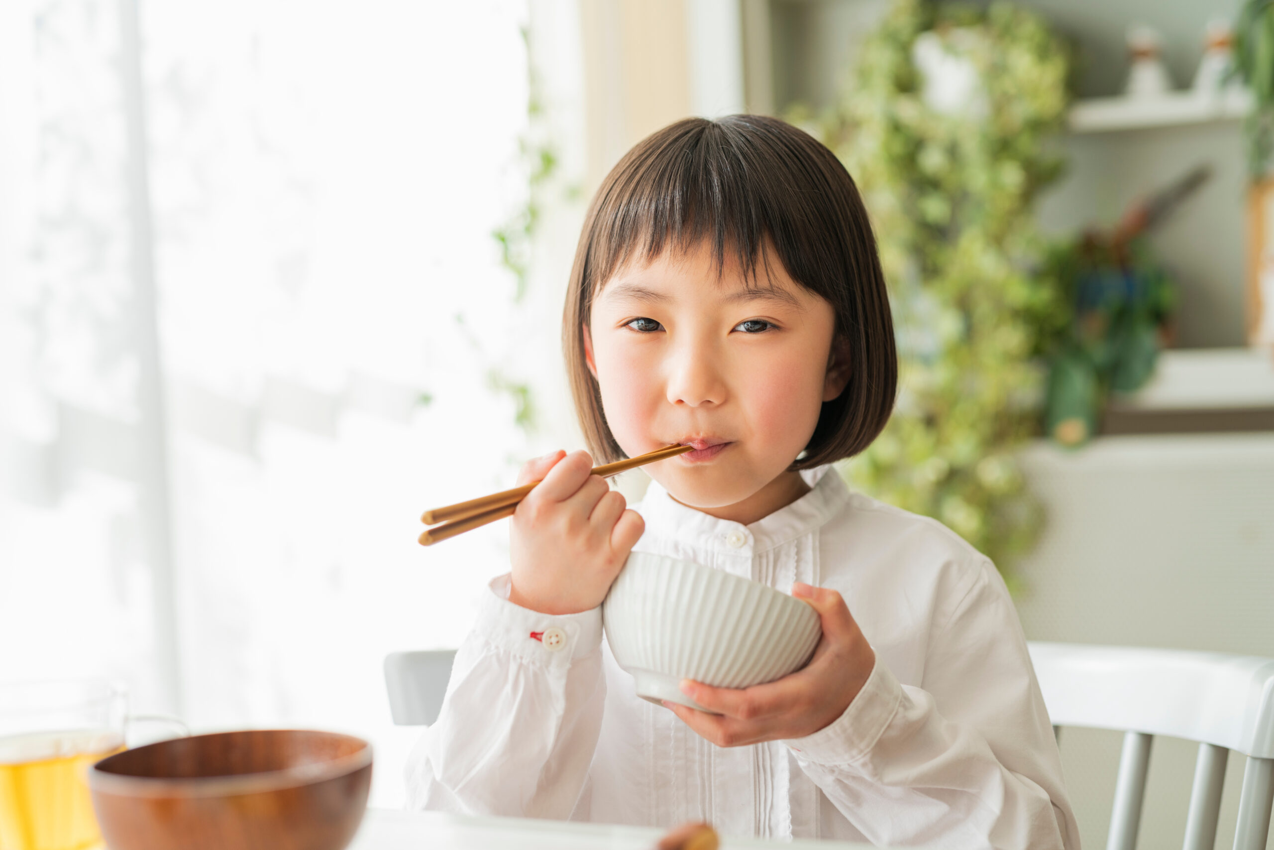 お米を食べる女の子