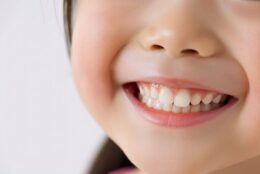 ガタガタだけじゃない！気がつきにくい「奥歯の噛み合わせのズレ」3つのサイン