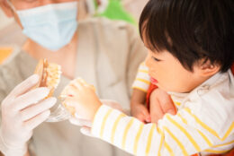 「子どもが泣いたら迷惑かも……」と心配な親御様へ。安心して歯医者に通うための5つのポイント